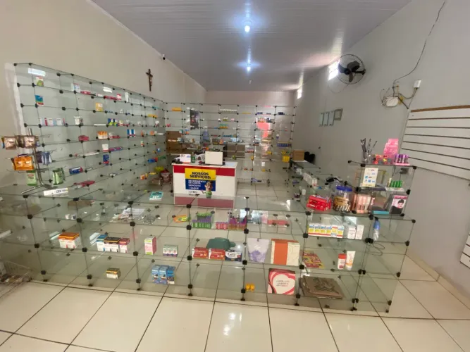 Prateleiras de vidros e balcão 