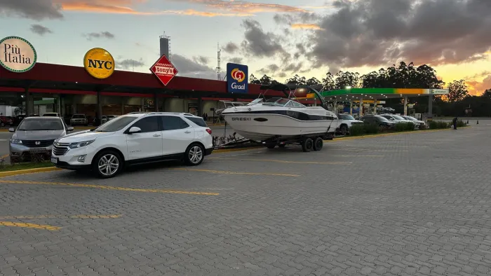 Lancha intruder250 25 pés cabinada 2015. Muito nova sem detalhes, apenas 160horas