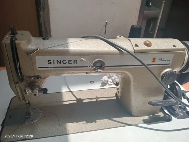 Máquina de costura industrial Singer modelo 191D300A.