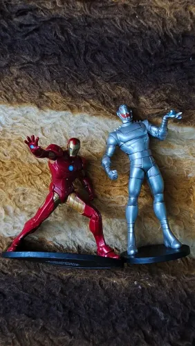 Bonecos Iron Man e Ultron - Marvel (Vinil 8 cm)