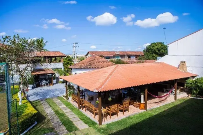 CABO FRIO - IMÓVEL COM 2 CASAS INDEPENDENTES, 11 SUÍTES MOBILIADAS, ESTACIONAMENTO, DOCUME