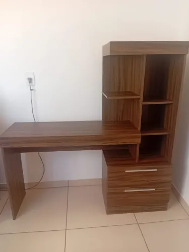 Escrivaninha com gavetas