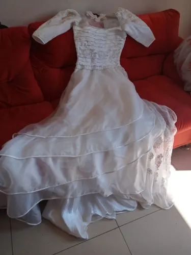 Vestido de Noiva com strass e anágua