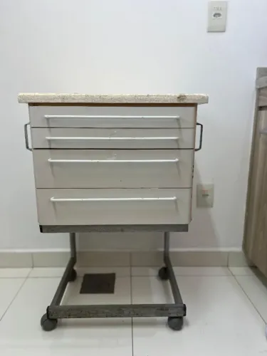 Mesa auxiliar odontológica