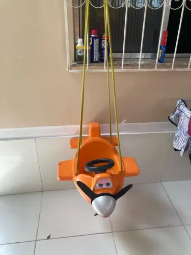 Balanço em formato de avião
