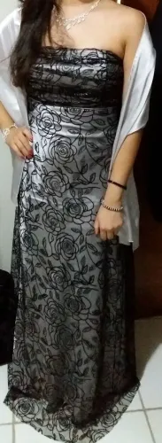 Vestido longo de festa com detalhes florais