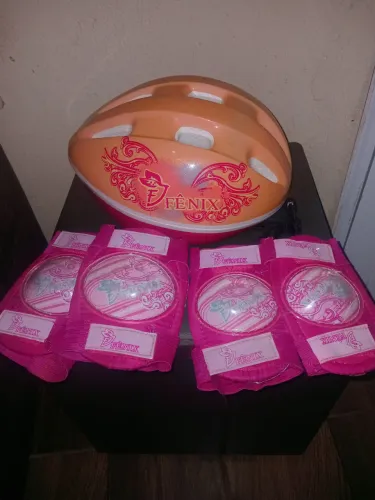 Kit de proteção capacete tornozeleira e Cotoveleiras ótimo estado entrego apenas em itapet