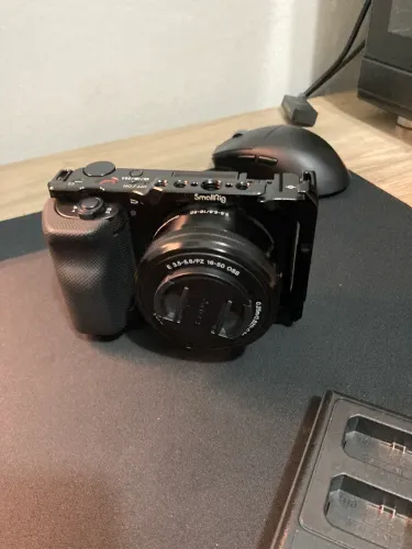 Camera Sony Zv-E10 KIT +4 BATERIAS + 2 CARTÕES 64G + COOLER + CASE