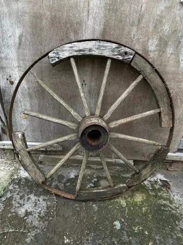 Roda de carroça antiga para decoração