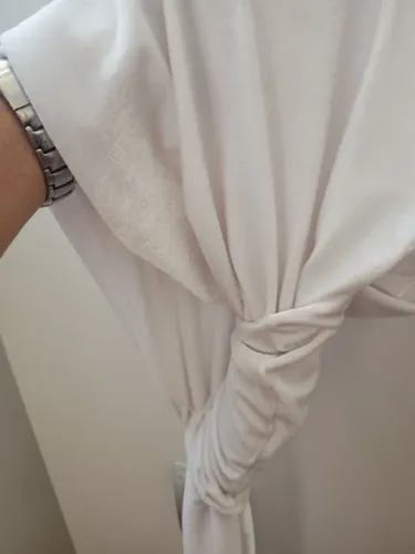 Echarpe em veludo molhado com detalhes em relevo 