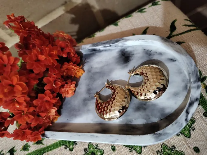 Brinco de argola click abaulado texturizado folheado em ouro 18k 