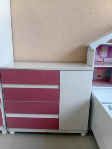 "Charme e Qualidade: Cômoda Zaqueu 4 Gavetas em 100% MDF Branco com Detalhes Rosa - Em Pro
