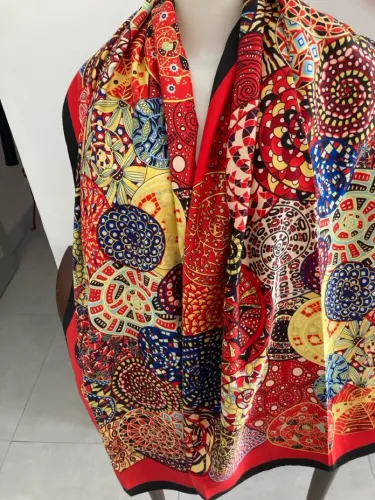 Lenço tipo seda , cetim, estampado vibrante