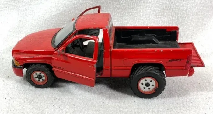 Miniatura Dodge Ram V8 1500 Sport Maisto 1/26