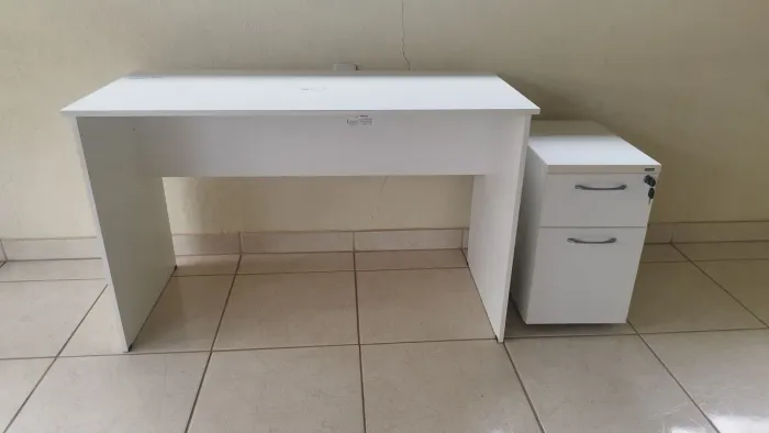 Mesa de escritório com Gaveteiro (Entrego)