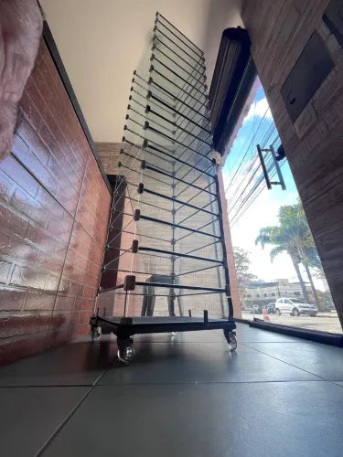 Vitrine Expositora de Vidro - Suporte com Rodinhas 