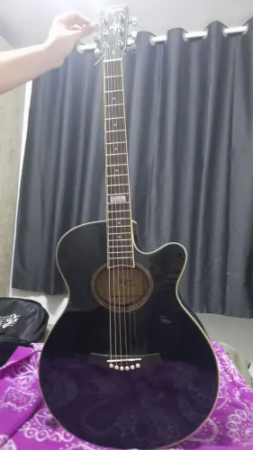 Violão acústico novo.
