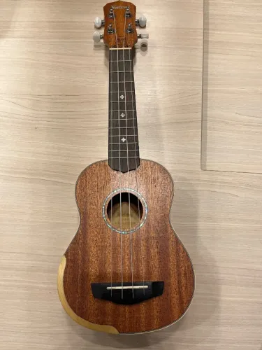 Ukulele Soprano Kalani Maori Series KAL 400 SM Mogno + Bag (Estado Novo / Pouco usado)