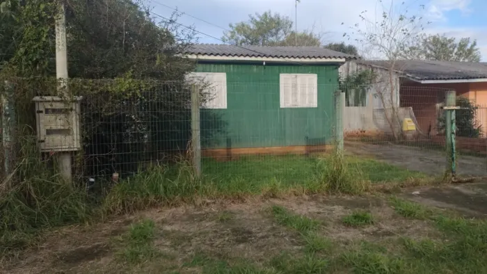 Casa de madeira em ótimo terreno plano.