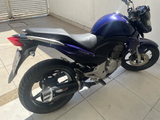 Cb300 nova e com acessórios