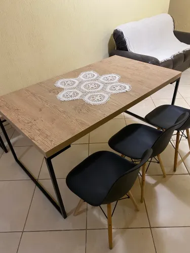 Mesa 3 cadeiras e um banco