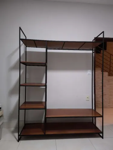 Guarda roupa closet metálico com prateleira em madeira