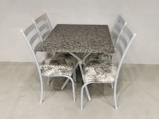 MESA TUBULAR COM 4 CADEIRAS (ÚLTIMA PEÇA)