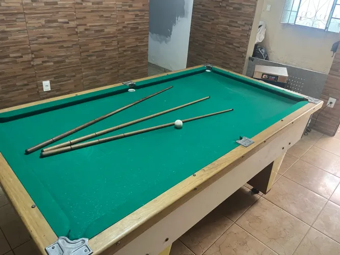 Mesa de sinuca com 8 taco, 1 canhoto e 50 ficha 
