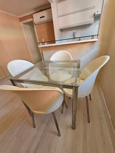 Mesa cromada com 4 cadeiras de qualidade