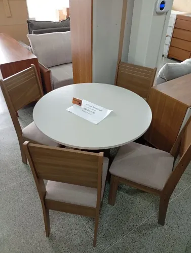 Mesa redonda com 4 cadeiras estofadas em MDF