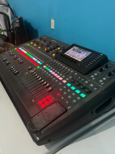 Mesa de som Behringer X32