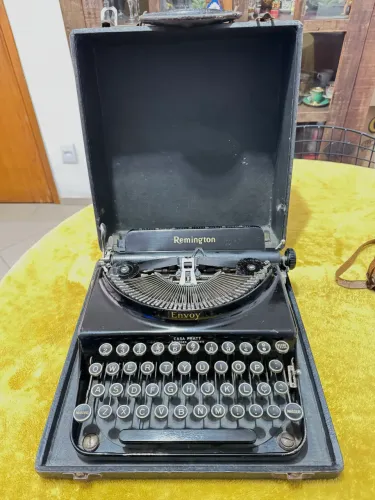 Máquina de escrever Remington modelo Envoy completa