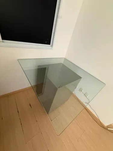 Mesa de Jantar 110 x 110cm em vidro temperado com base de madeira