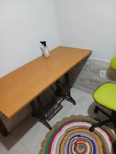 Mesa retrô com base de máquina de costura antiga em ferro fundido