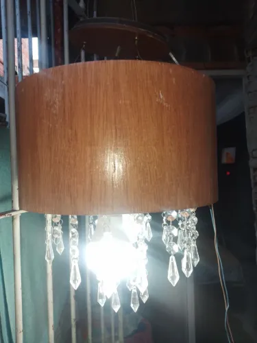 Lustre madeira e cristal.