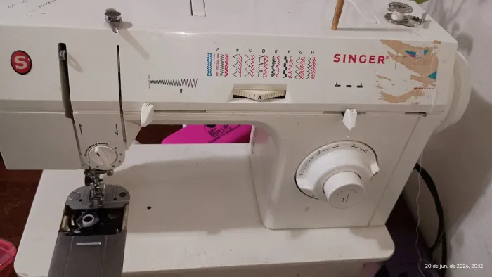 Vende-se máquina de costura Singer