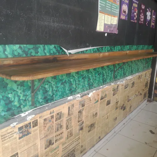 Mesa parede e tamboretes 