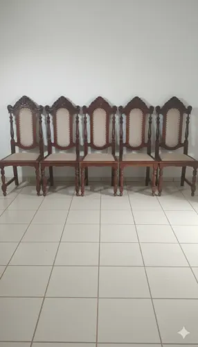 2 Cadeiras de Madeira Estilo Colonial 
