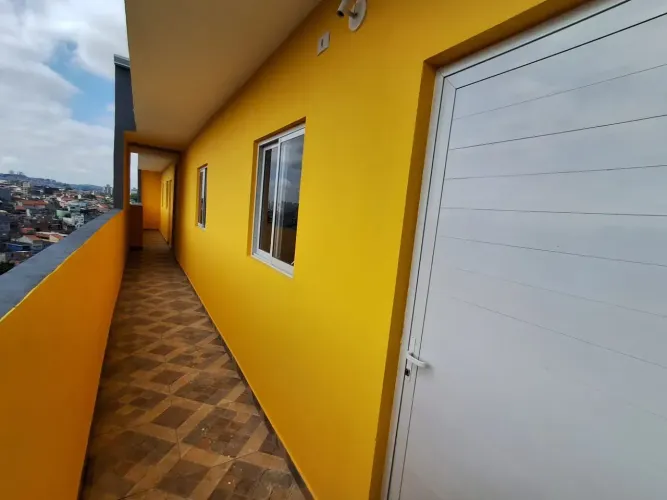 Casa com 01 Dormitório, Sala, Cozinha, Banheiro e Área de Serviço em Excelente Avenida de