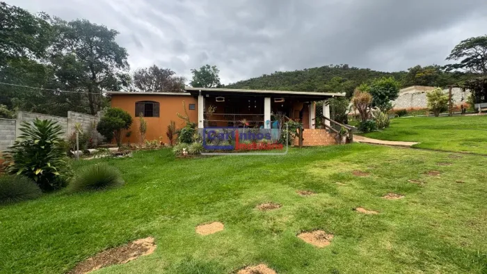 Chácara com 4 quartos, área gourmet e piscina no Bairro Vivêndas Santa Mônica, Igarapé/MG