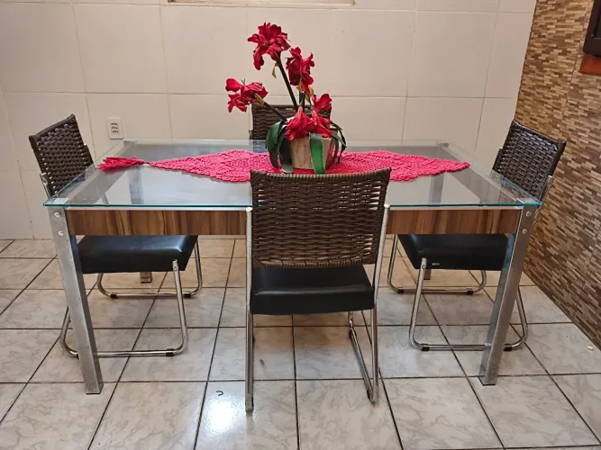 Mesa de jantar c/4 cadeiras