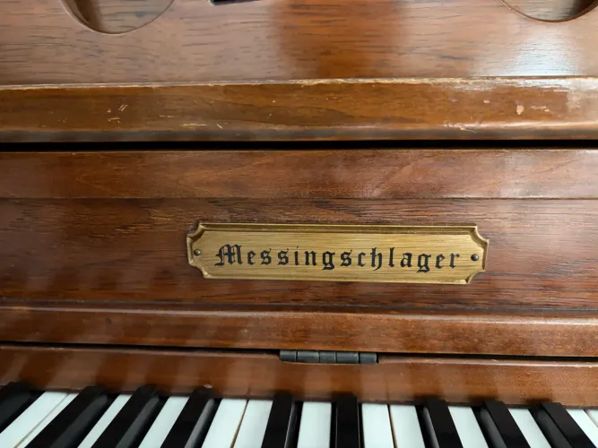 Vendo piano vertical Messingschlager em ótimo estado de conservação. Valor:15.000,00