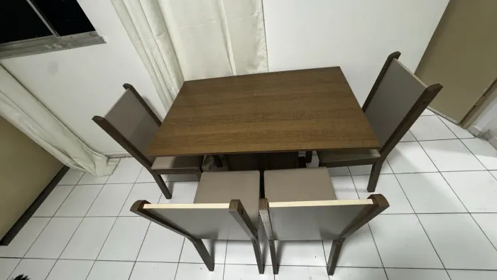 Vendo mesa com 4 cadeiras 