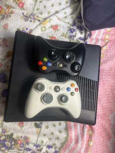 Xbox 360 com 2 controle com um deles está com Drift mais kinect 