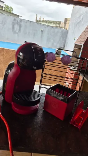 Cafeteira dolce Gusto com suportes de brinde