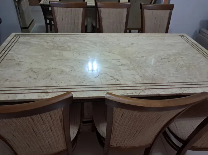 Vendo Jg de Mesa com 08 cadeiras e aparador