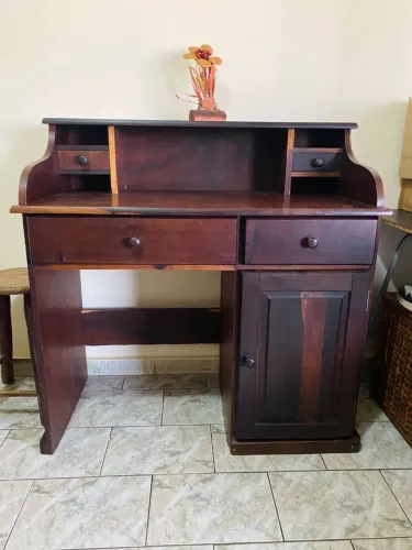 Escrivaninha de madeira