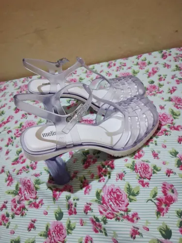 Vendo melissa sem marcas de uso. Obs.Ela foi usada só um vez na formatura da minha filha 