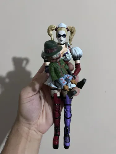 Boneca arlequina Arkhan Asylun
