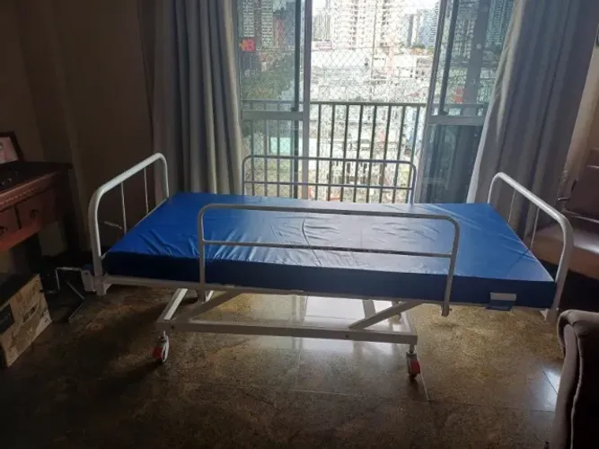 Cama Hospitalar Semi Nova Pratisse 03, com movimento manual, colchão e proteção lateral